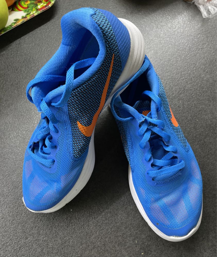 Adidasi Nike baieti 36,5 si sandale 38