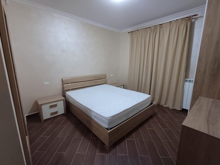 Pat matrimonial cu somiera rabatabila si noptiere