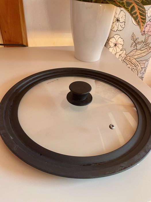 Тиган с незалепващо покритие със стъклен капак (28см)