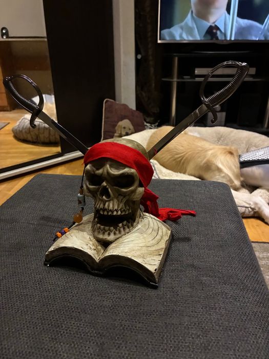 Карипски пирати статуетка на череп с два меча