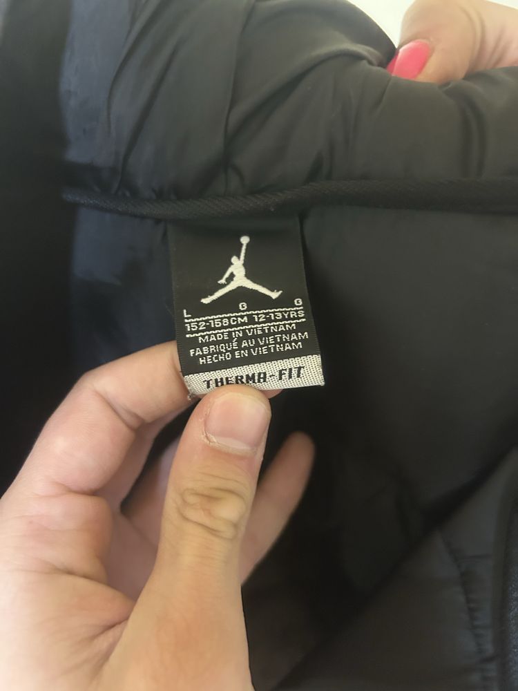 Якета Jordan.