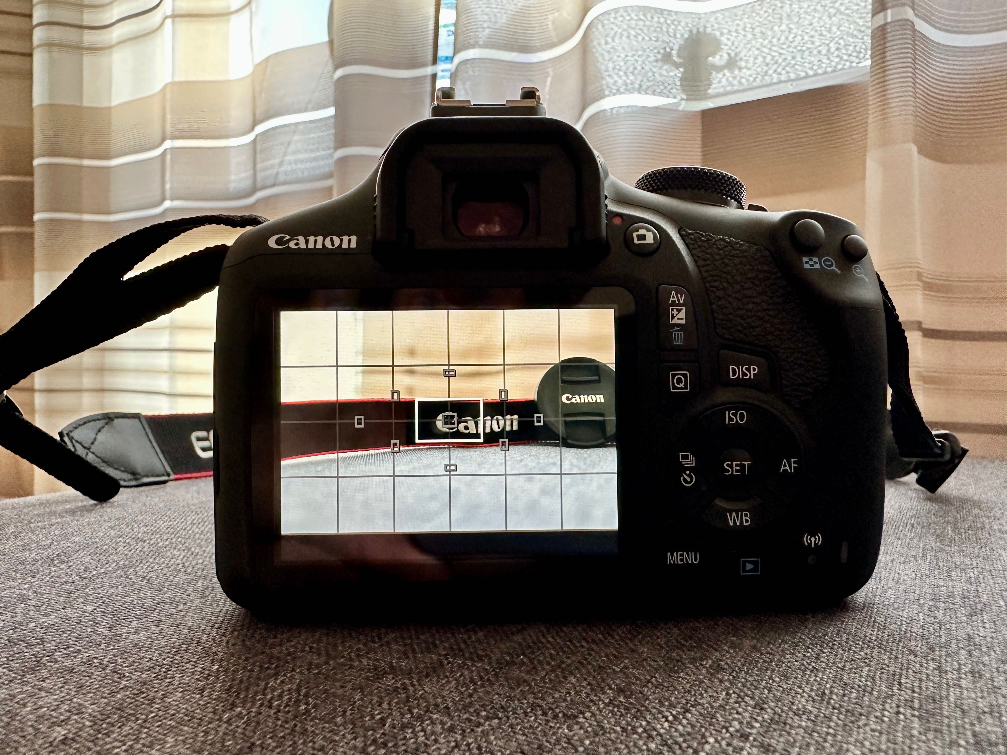 Canon EOS 2000D + обектив + 32GB карта БЕЗ СЛЕДИ ОТ УПОТРЕБА