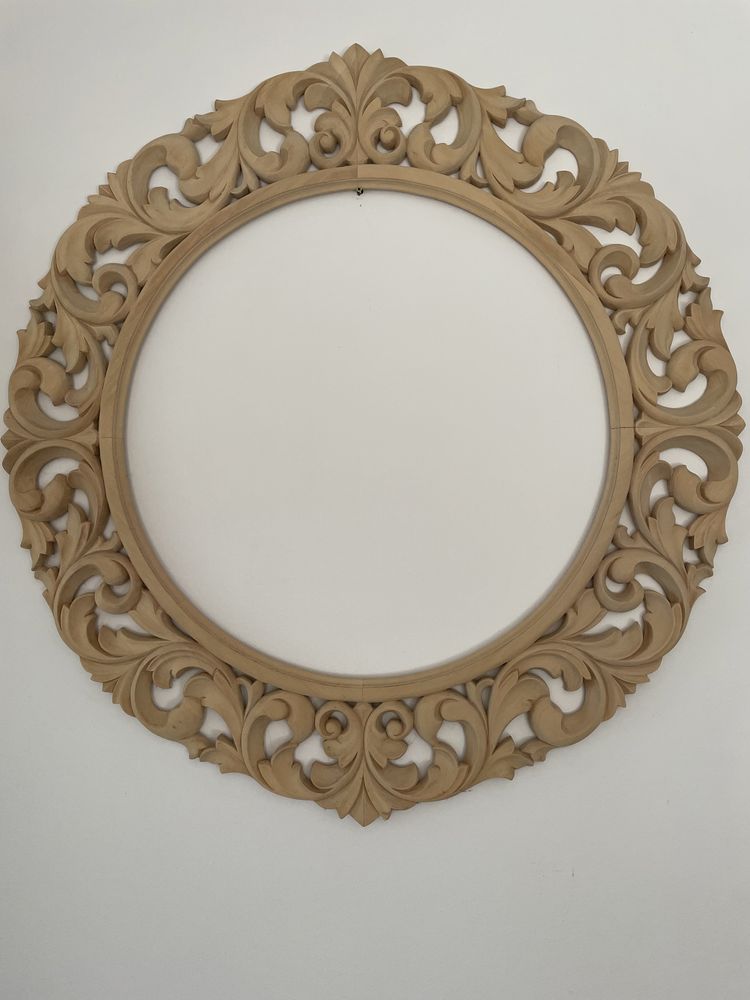 Rama oglinda sculptata in lemn de tei.
