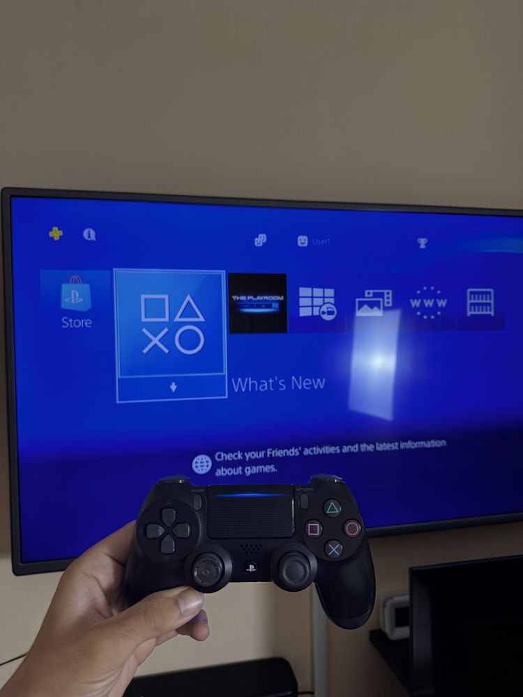 Playstation 4 Slim PS4 с два контролера