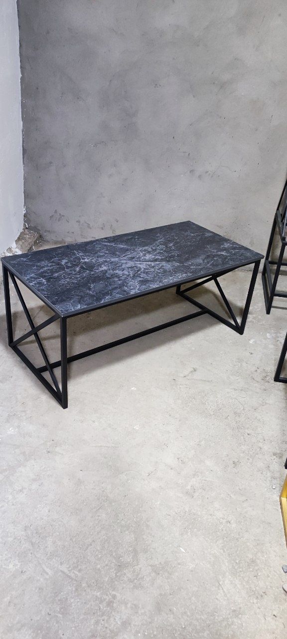 Jurnalniy stol loft