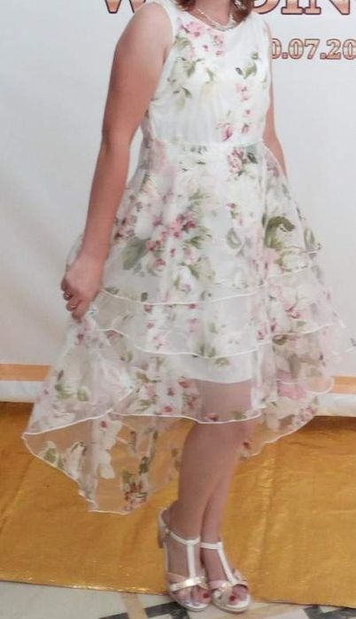 Продам платье одевалась один раз буквально на час или полтора часа.