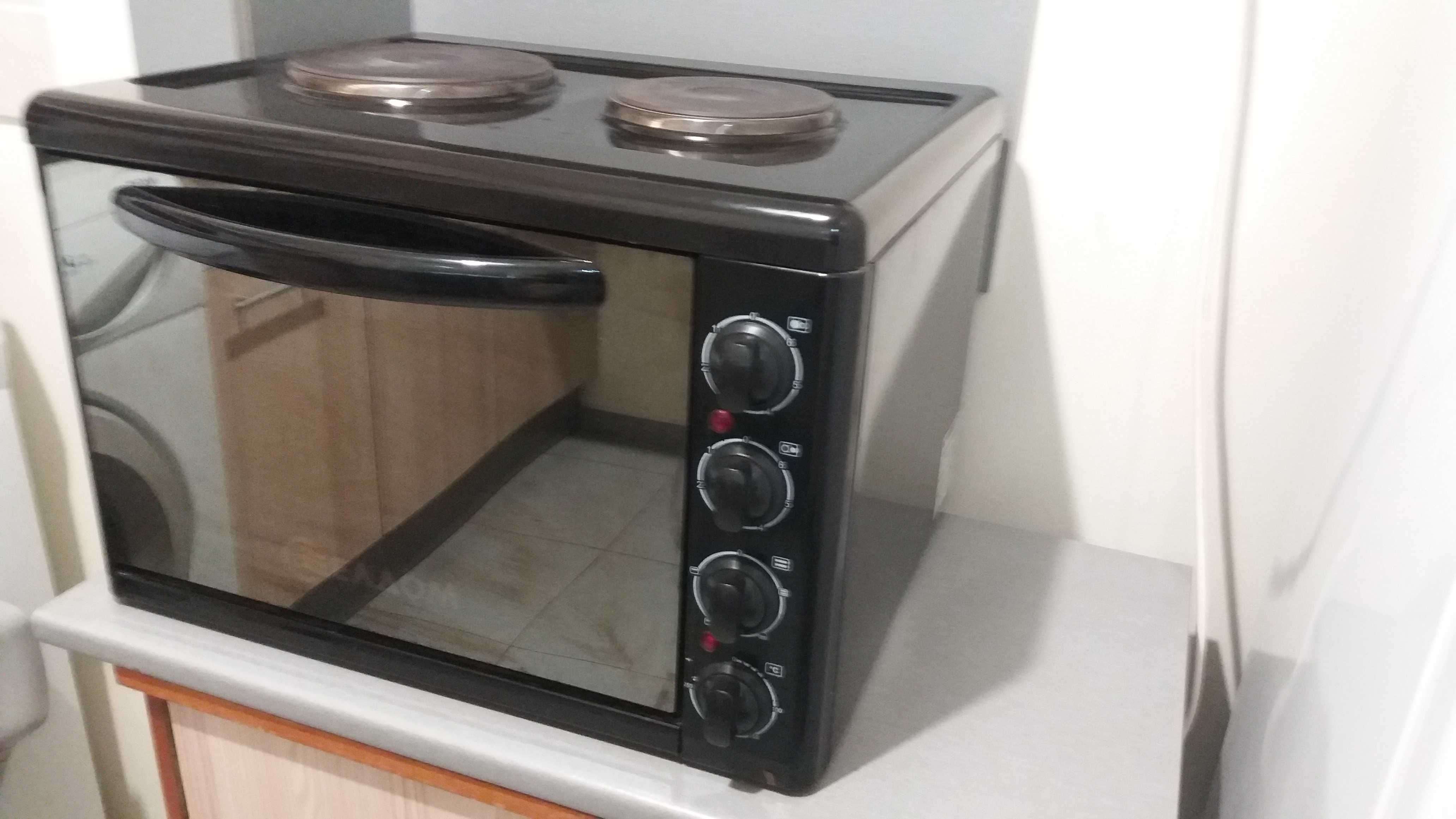 Готварска печка компактна с фурна и два метални котлона