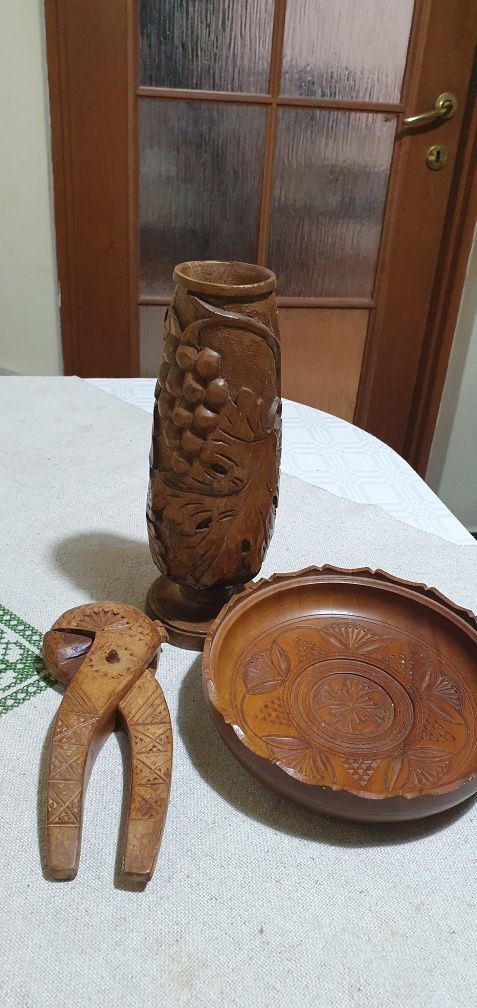 Trei obiecte din lemn ,scuptate  vaza, farfurie si spărgător de nuci