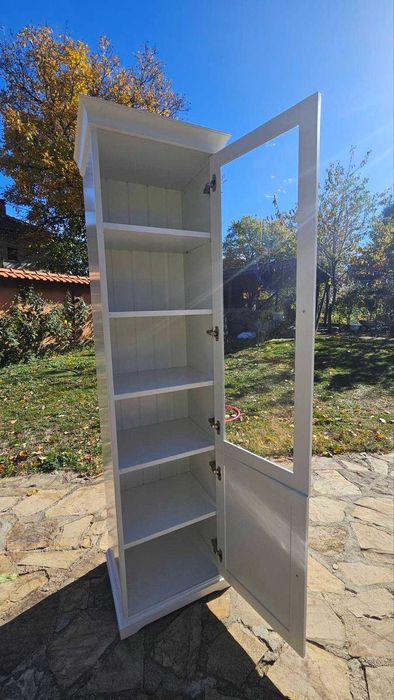 Продавам стилен бял витринен шкаф / библиотека