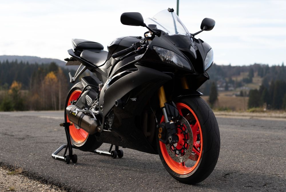 Yamaha R6 2008 – Sportiva care întoarce priviri!
