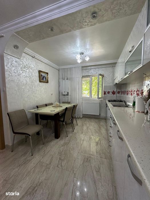 Apartament cu 2 camere, situat în zona de sus a oraşului.