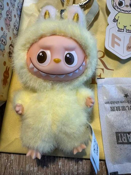 Оригинално labubu pin for love series 4 version 4 лабубу pop mart