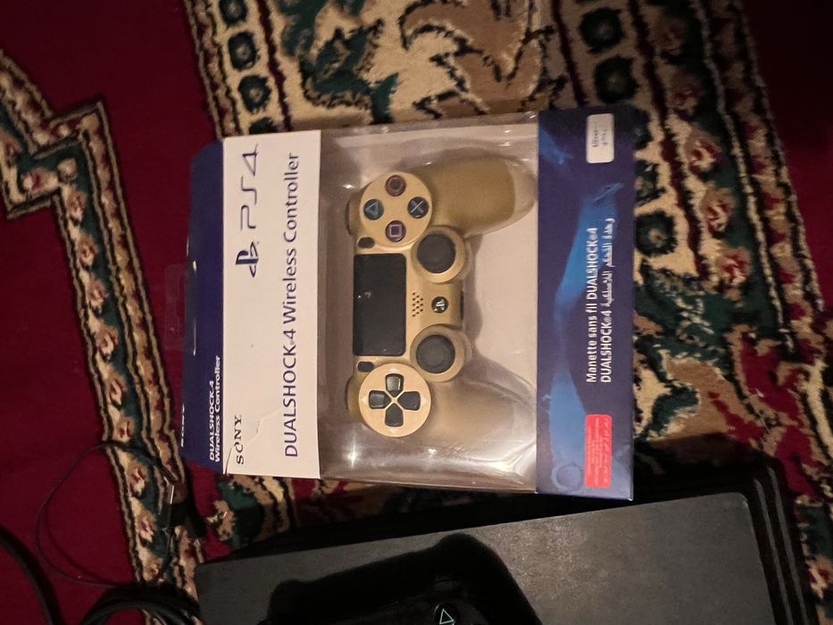 Продам PS4 pro в отличном состоянии