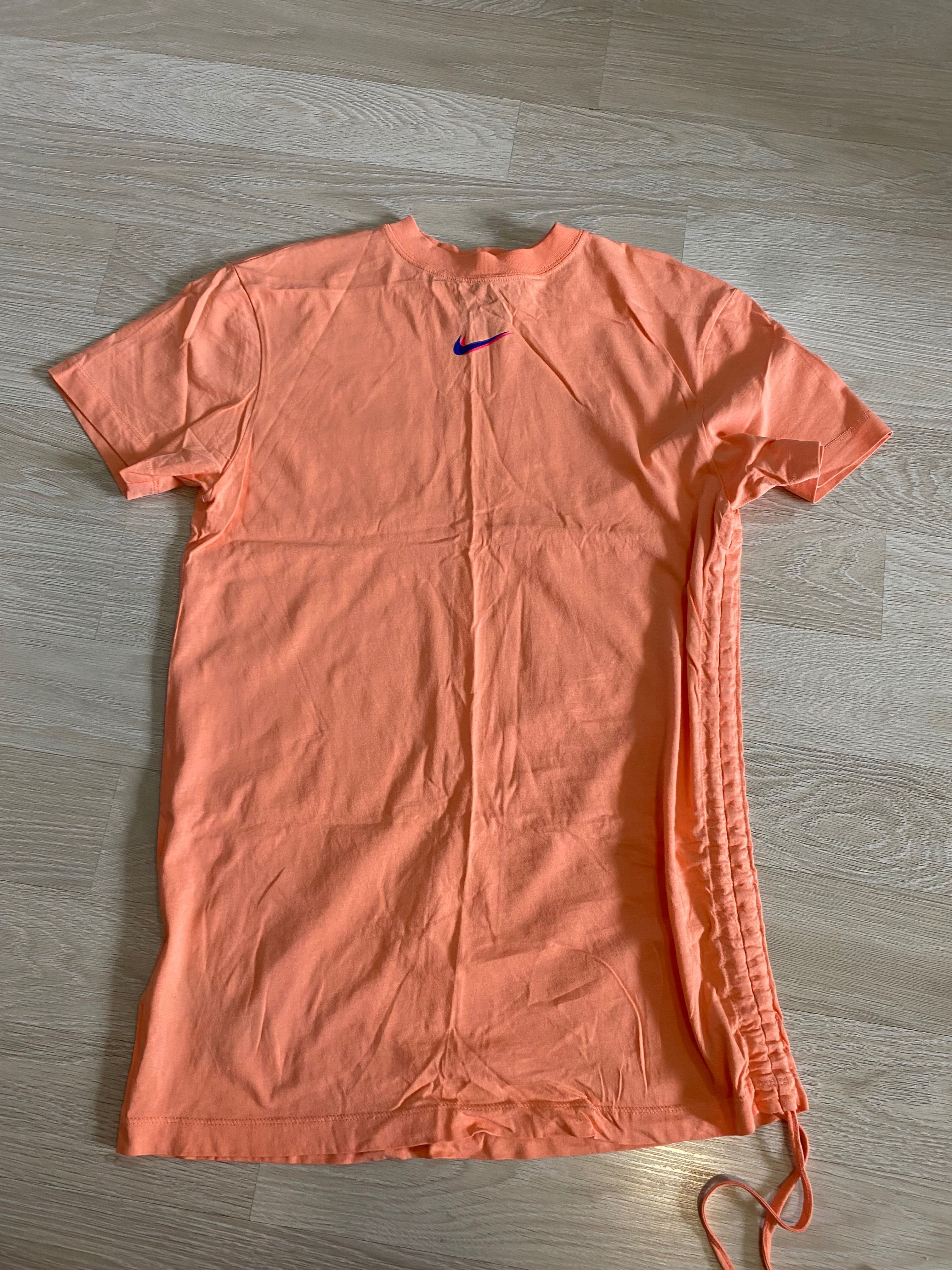 Къса рокля Nike с набор от едната страна