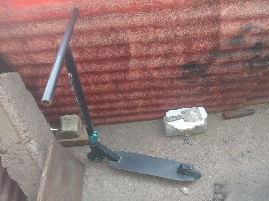 Продаётся железный маленький самокат