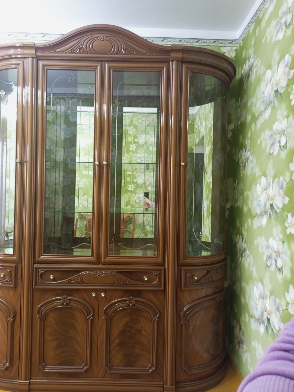 Продам мебель для зала сервант с зеркальным комодом.Италия.Новое