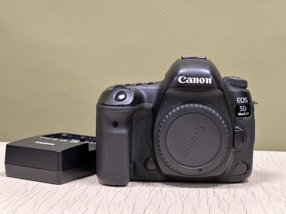 Canon 5dmk 4 merge greu rotita de sus