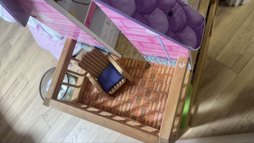 Голяма дървена къща за кукли с аксесоари към нея!