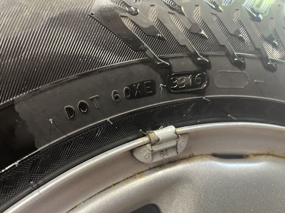 Много запазени зимни гуми Nokian Hakkapelitta 215/70 R16 Toyota Rav 4