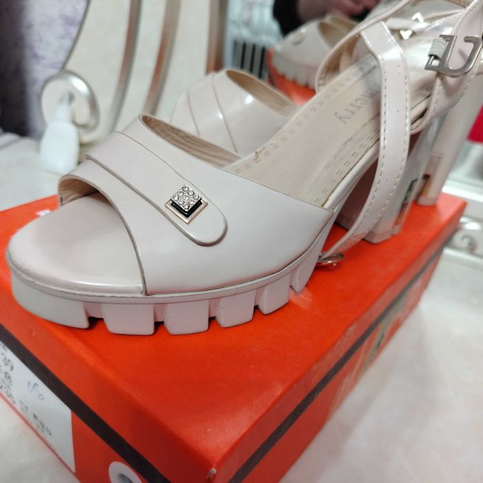 Oyoq kiym kiylgan faqat