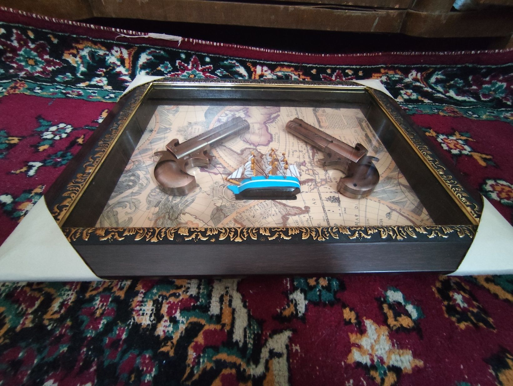 Tablou decorativ vintage cu pistoale și hartă maritimă