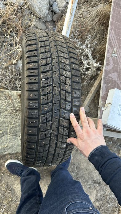 Продам баллон бу.Размер 215/65 -16 Шипованный.Фирма Дунлуб