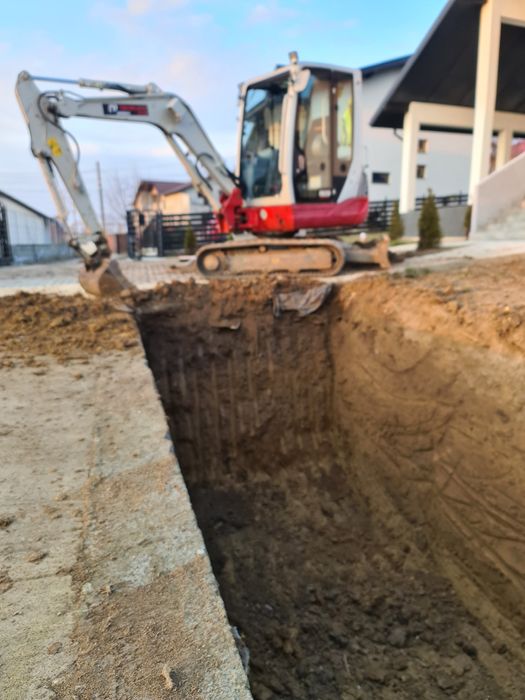 Miniexcavator excavator bobcat transport nisip pamant balast