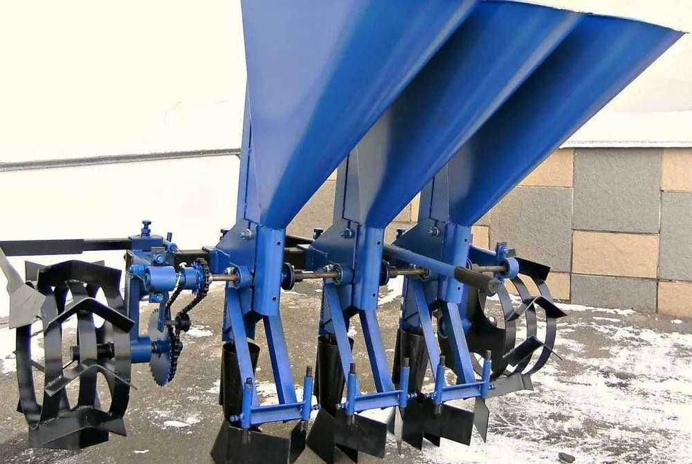 Semanatoare ceapa si usturoi pe trei randuri pentru motocultor