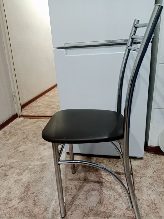 Продаю стулья для кухни. Отличном состоянии. Почти новые.