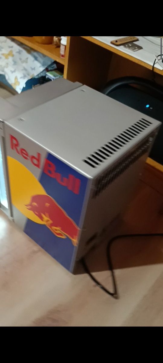 Vând minifrigider Redbull