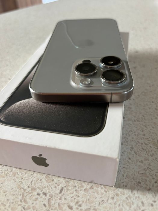İphone 15pro TİTANİUM ! 256gb ( със счупен гръб )