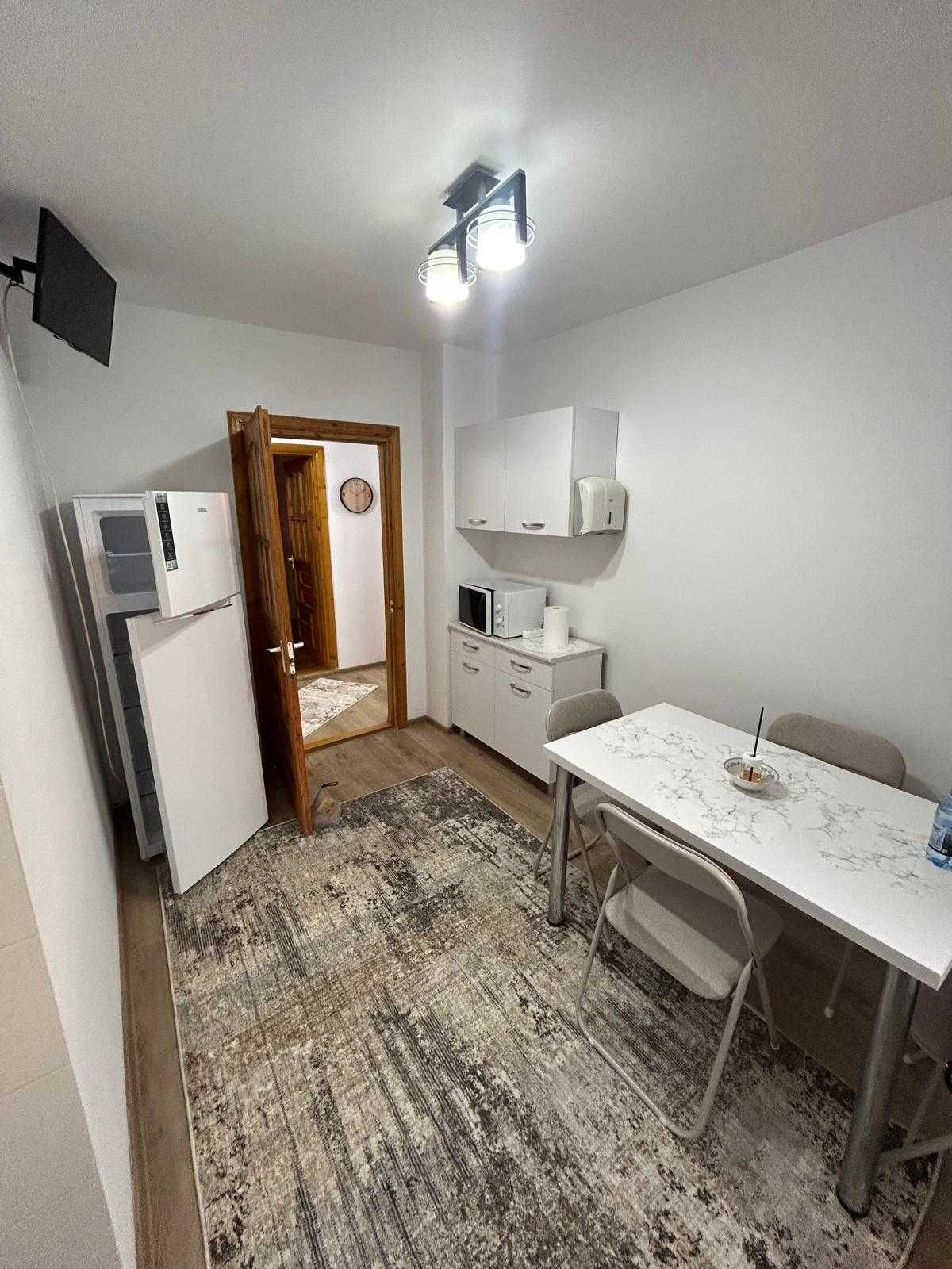 Apartament 3 camere, decomandat, renovat, mobilat, zona Mall D ta