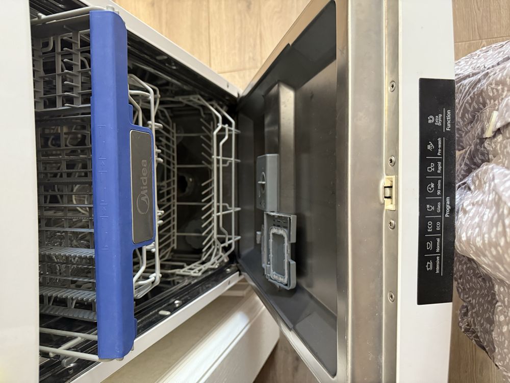 Продается отличная посудамойка Midea