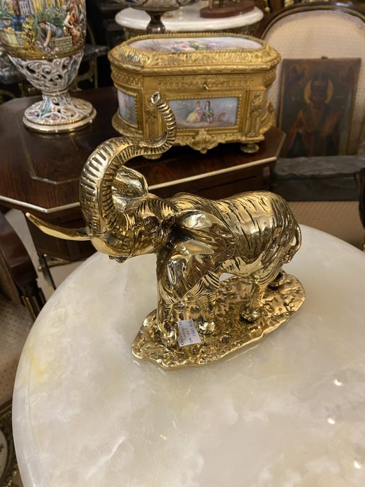 Elefant din bronz