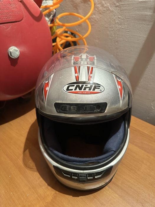 Продавам каска CNHF размер L