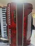 Vând acordeon 120 basi marca Comet este nefolosit are curele noi !