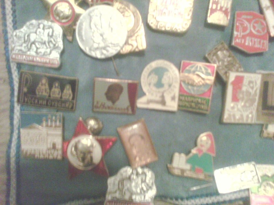 Продавам колекция български и чужди значки