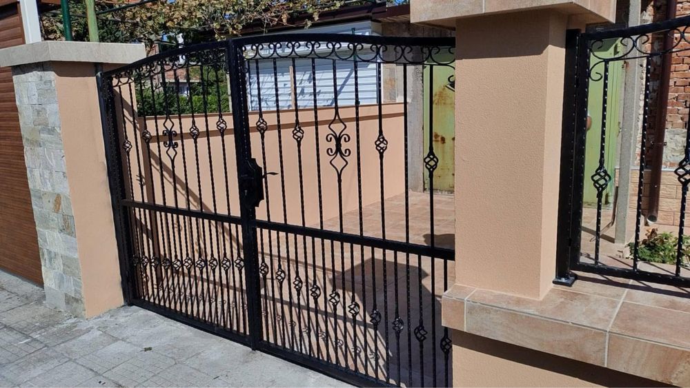 Ковано желязо- изработка и монтаж на врати и порти