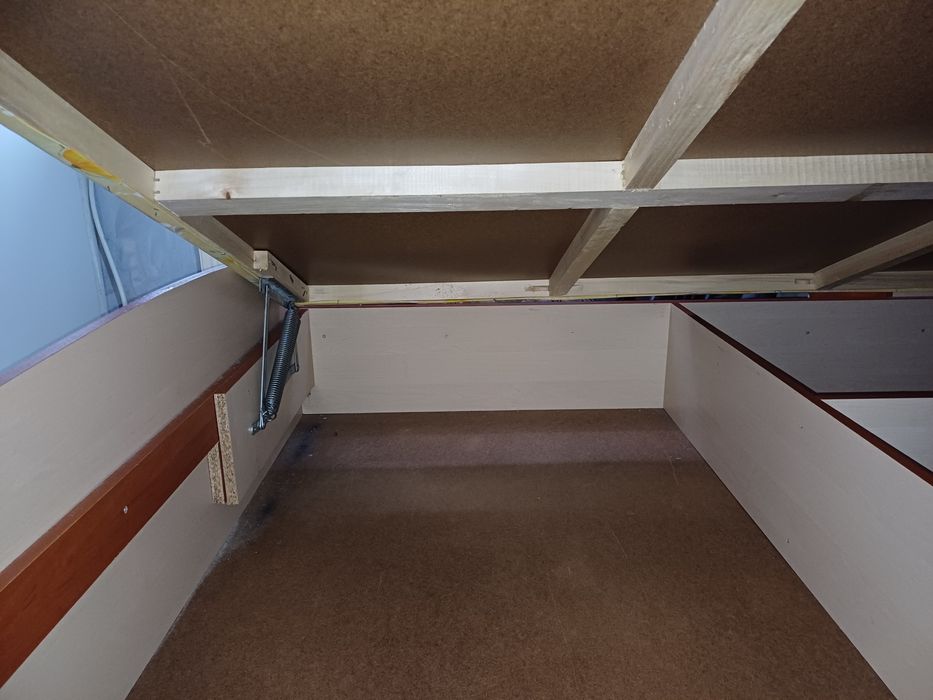 Спалня с повдигащ механизъм, матрак и две нощни шкафчета