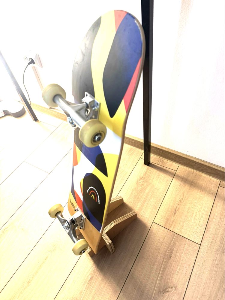 placa skateboard si suport din mesteacan