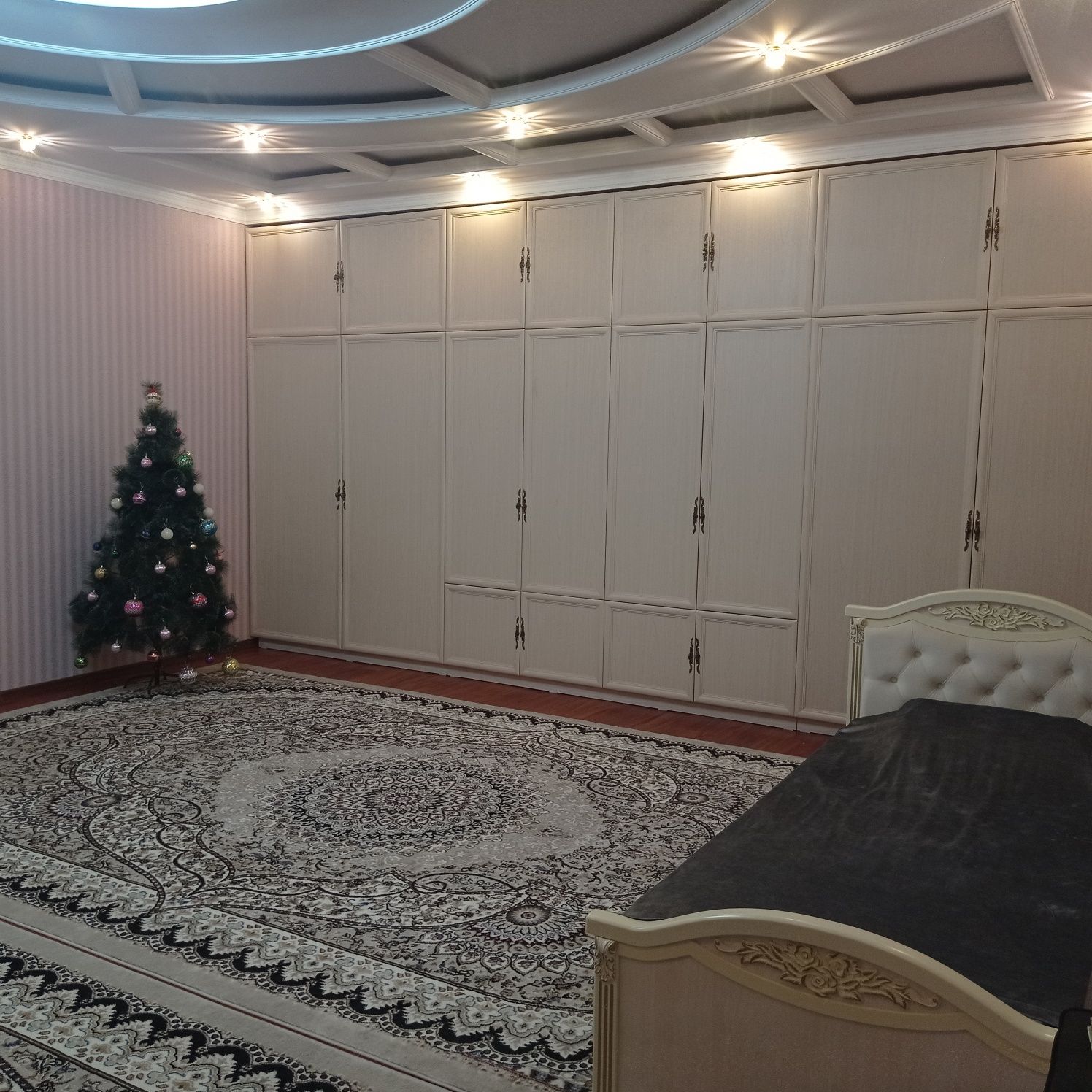 Продаётся большой благородный уютный Евродом 2эт в Кибрае вдоль дороги