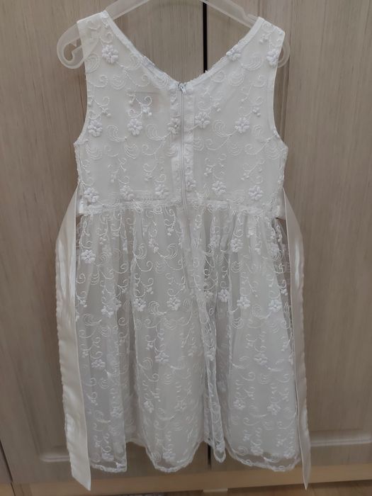 официална  бяла рокля 5-6г.