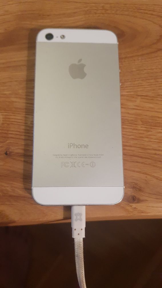 IPhone 5 +зарядно - много добро състояние