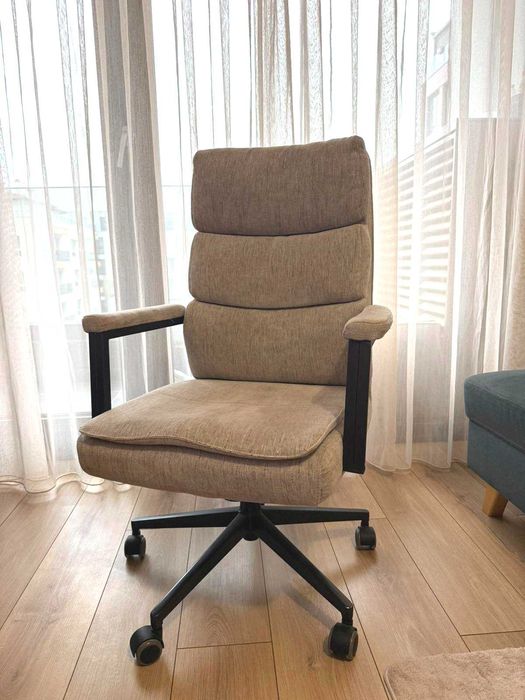 Голям офис стол с повдигащ и люлеещ механизъм