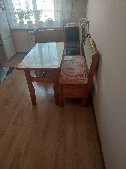 Продаётся уголок со столом для кухни
