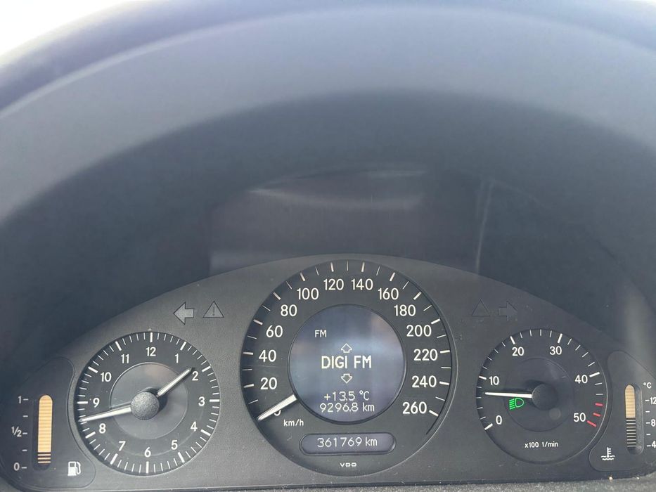 Mercedes    2005 E220