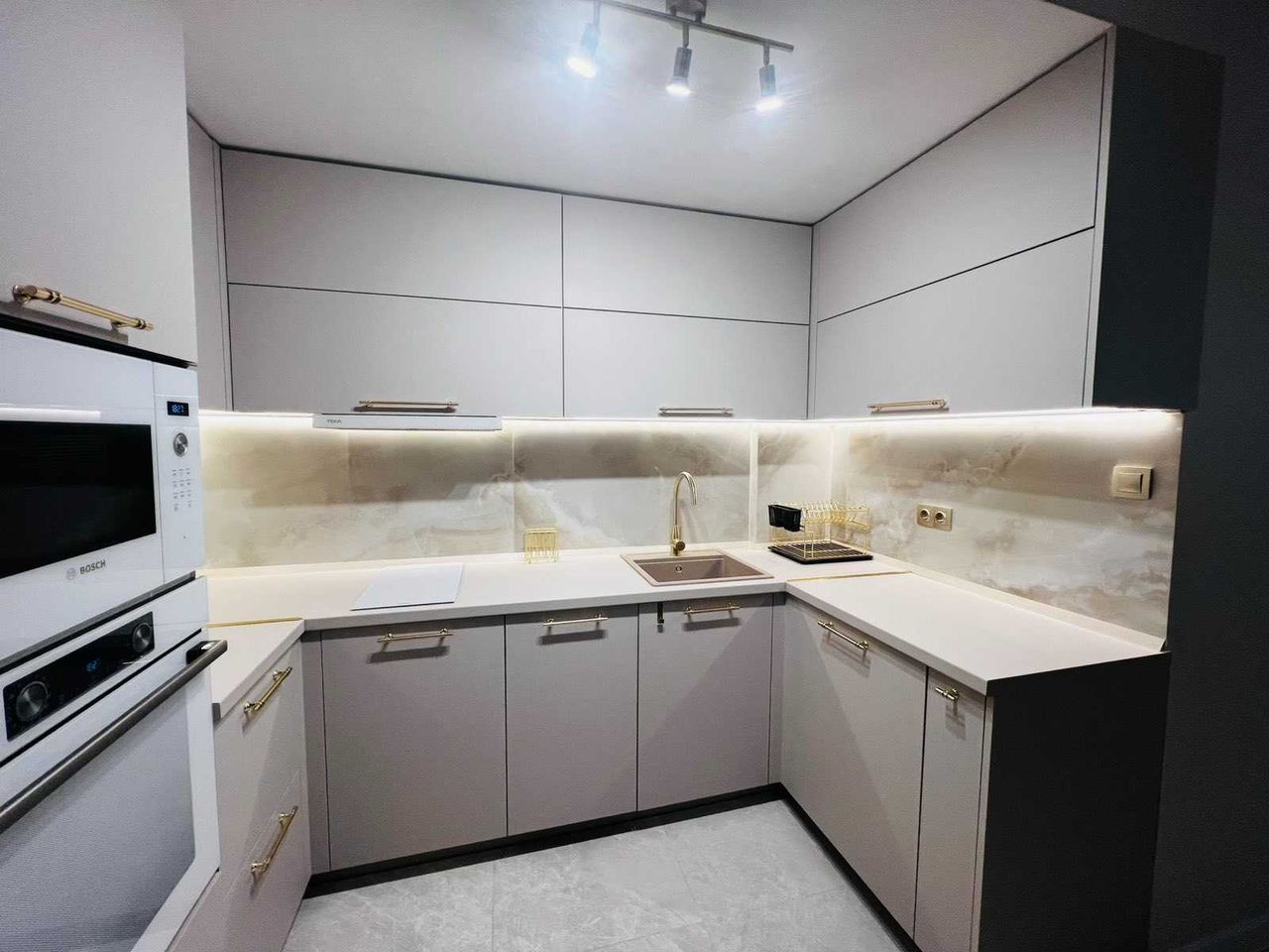 Дава се под наем Двустаен апартамент в Варна, Център - 68 кв.м за 510 € - Снимка #3