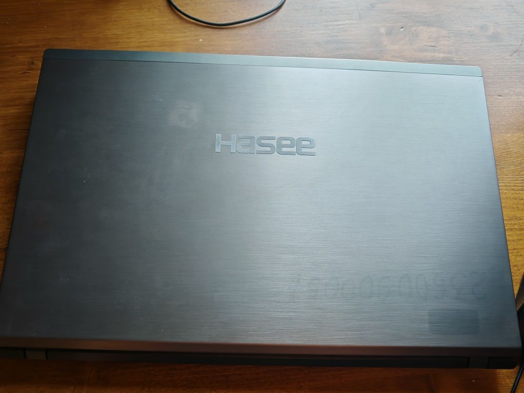 Ноутбук Hasee 3800
Notebook 
Made in China 
MODEL: ID E550 
RS3800
Not