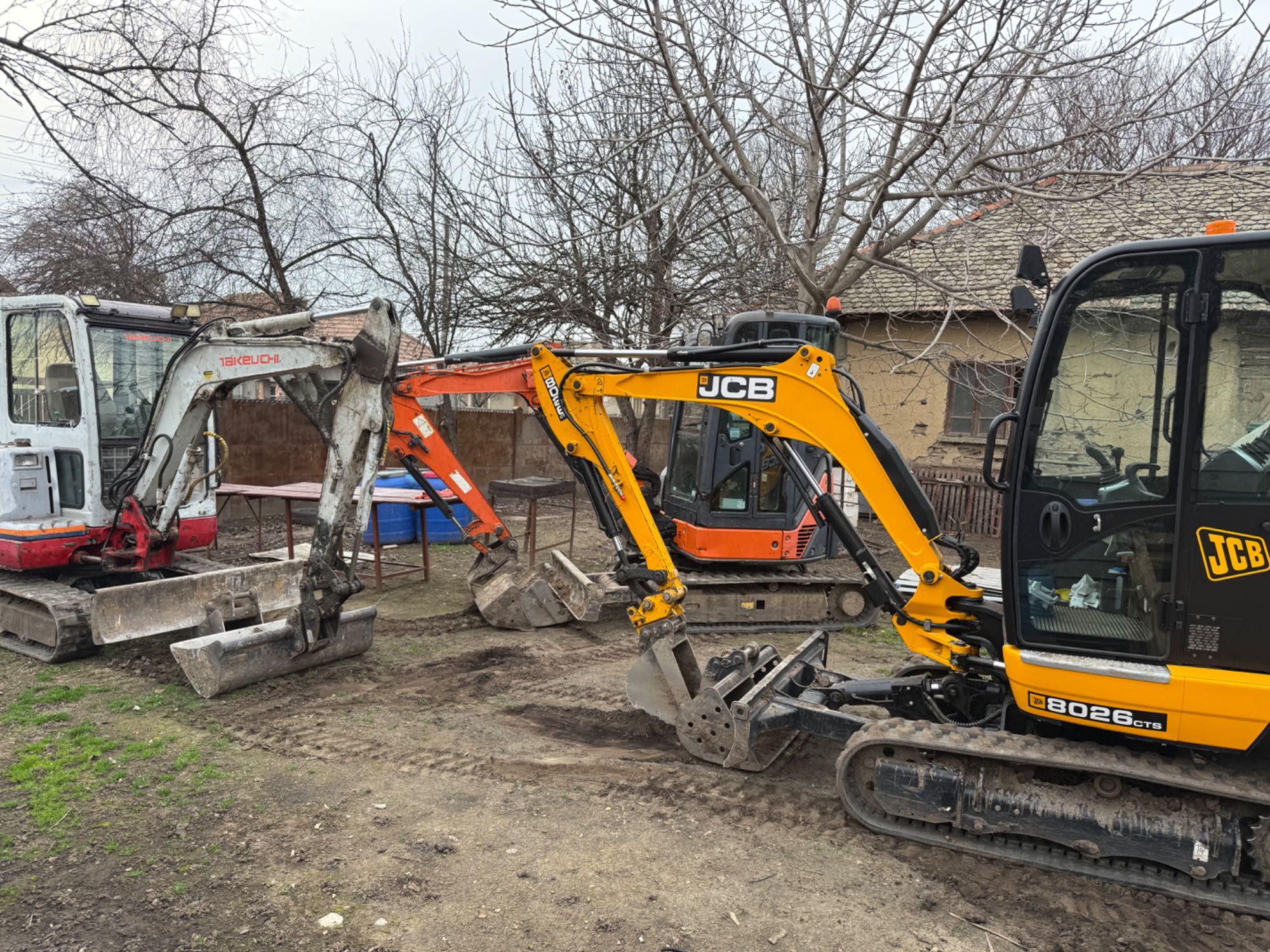 Închiriez miniexcavator.Demolari evacuare moluz,fundații,beciuri