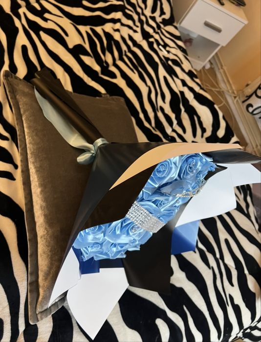 Buchet 15 trandafiri de satin cu coronița si banda de diamante